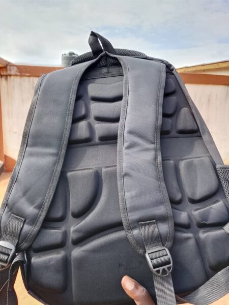 Sac noir de très bonne qualité.