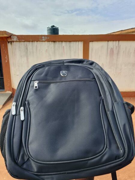 Sac noir de très bonne qualité.
