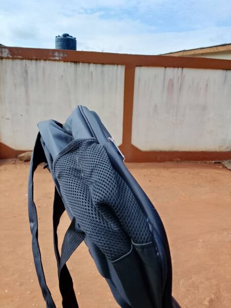 Sac noir de très bonne qualité.